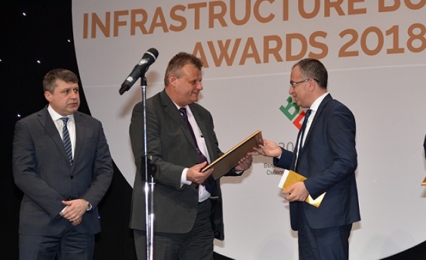 Заместник-министър Занчев отличи победителя в „Транспортна железопътна инфраструктура“ на „Infrastructure Bulgaria Awards 2018“