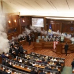 Косовски депутати разпръснаха сълзотворен газ в парламента