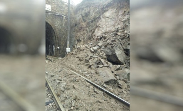 Паднали скали спряха влаковете между гарите Долна Махала и Карлово