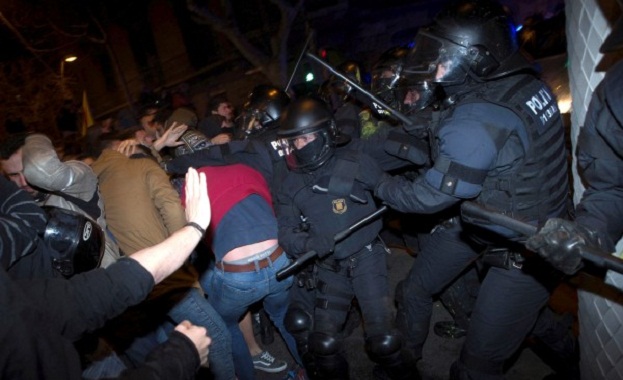 Над 20 ранени при сблъсъци между протестиращи и полиция в Каталуния