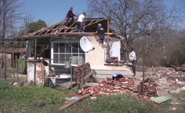 Общински съветник ремонтира разрушената къща на възрастна жена