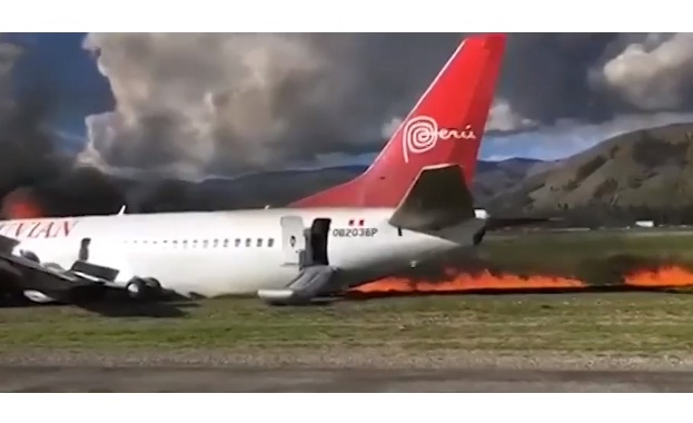 Самолет се приземи "по корем" край писта