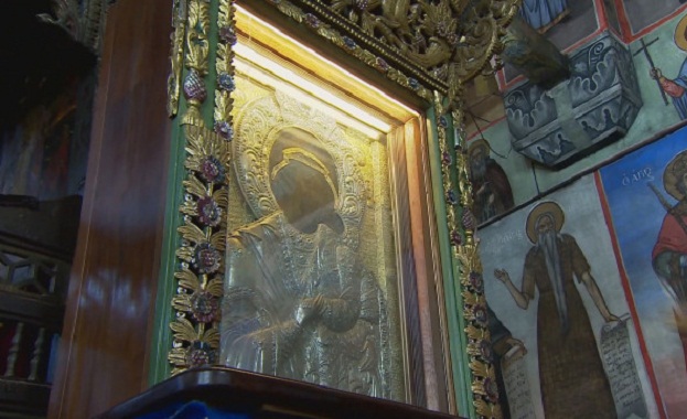 Литийно шествие с чудотворната икона в Бачковския манастир