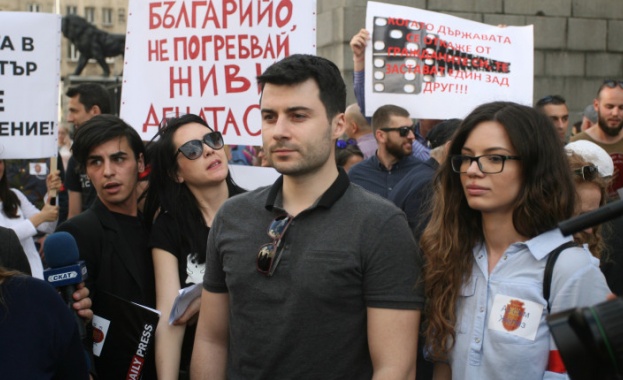 Десетки заявиха "Аз съм Желяз" пред Съдебната палата в София