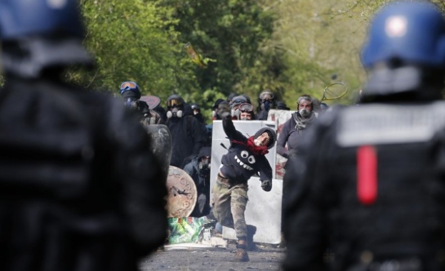 Арести и пострадали при антиправителствени протести във Франция