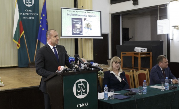 Президентът Румен Радев: Обществото ни очаква обективно и безпристрастно прилагане на закона от българските юристи