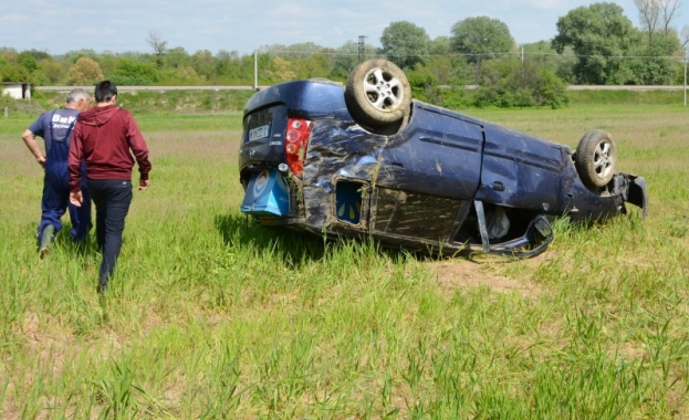 Джип се обърна в нива край Е-80