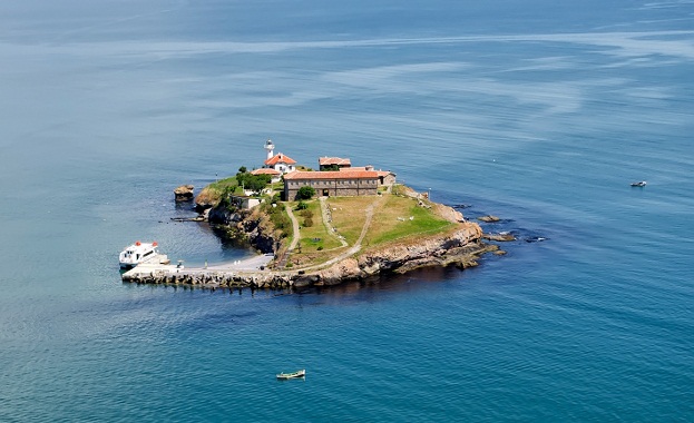 Остров Св. Анастасия посреща гости при подходящо време за плаване