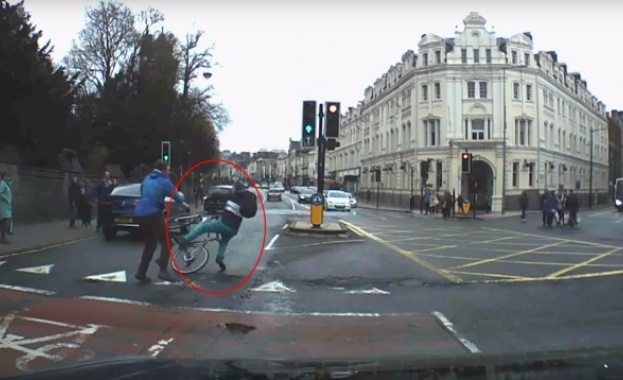 Случайни минувачи обезвредиха въоръжен беглец в Кардиф (видео)