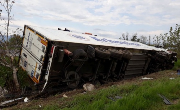 Мъж е с опасност за живота след инцидент с камион на АМ „Тракия”