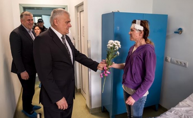 Министър Валентин Радев посети ударената от бомбичка по време на мач полицай Гергана Зашева