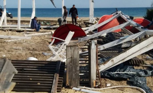 В Слънчев бряг разрушиха незаконни ресторанти и преместваеми обекти