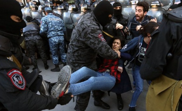 В Ереван избухнаха нови сблъсъци между протестиращи и полиция