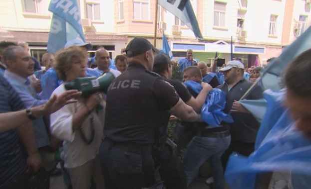 Миньорският протест приключи с освирквания за ресорния министър и сблъсък с полицията