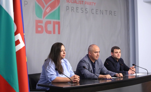 Георги Свиленски: Възмутително- млади хора бяха организирани да ръкопляскат на премиера, а не да покажат своите проблеми
