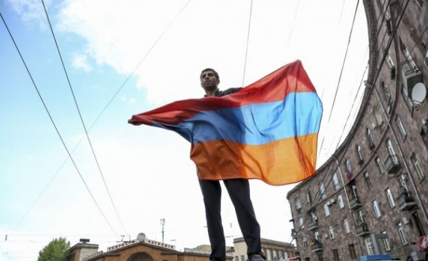 Управляващите и опозицията в Армения започват преговори за промяна на управлението