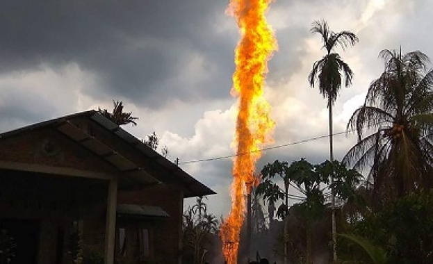 Най-малко 10 души загинаха при пожар в нефтен кладенец в Индонезия