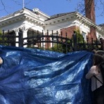 „Взгляд“: Американците срамежливо прикриха с платнище нахлуването в руското консулство