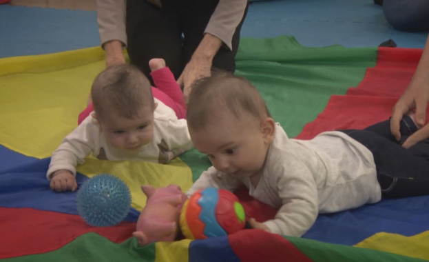 Децата се подготвят за училище още от бебета