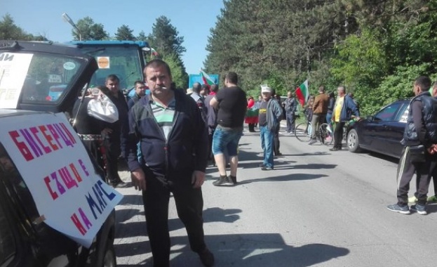 Кубрат на бунт заради „марсианските” пътища 