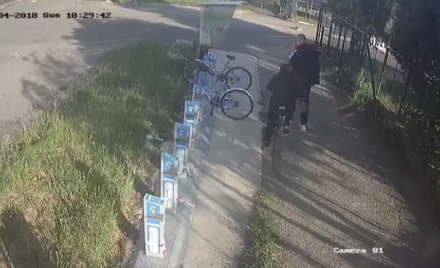 Мъж стреля по велосипеден киоск в Бургас