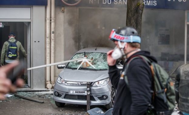 Безредици в Париж, крайнолеви анархисти чупят и палят