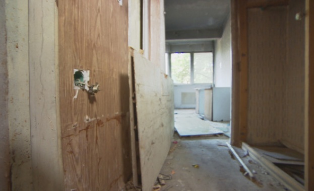 Болна жена получи общинско жилище в „Люлин” без врати, прозорци и мивки