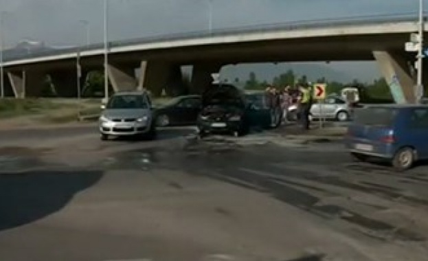 Кола пламна в движение в София