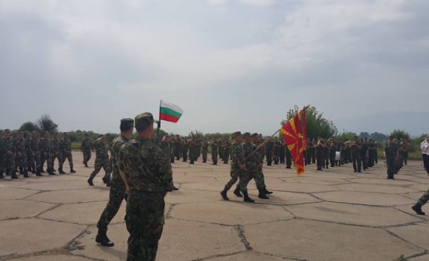 И Македонска рота на парада за 6 май