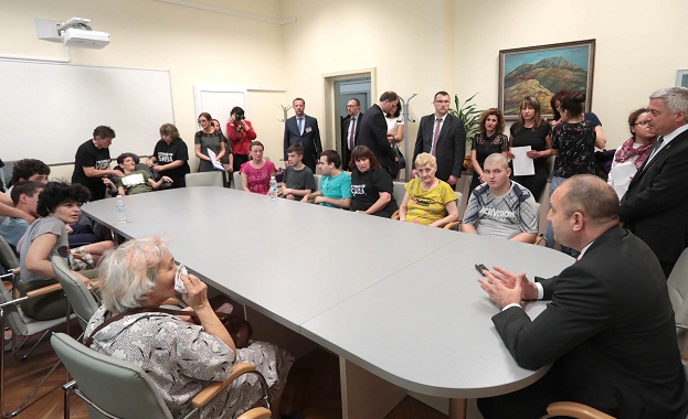 На среща с президента, майки призоваха за промяна в отношението на държавата към самотните родители и децата с увреждания