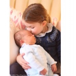 Малкият принц Луи в прегръдките на принцеса Шарлот