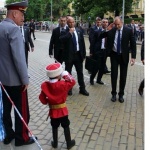 От социалните мрежи: Президентът козирува на...