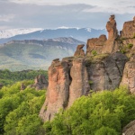 Доброволци възстановяват туристическа пътека край Белоградчик