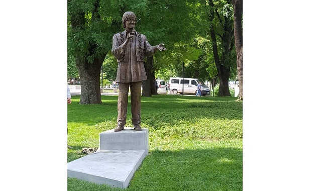 Паметник на Емил Димитров бе положен в центъра на родния му Плевен