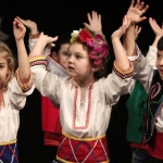 Ученици от неделните български училища в щатите Мериленд и Вирджиния се включват в голямото българско хоро