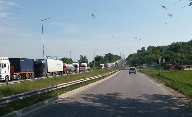 Токов удар причини огромни опашки по граничните пунктове