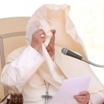 Вятърът погоди забавен номер на папата