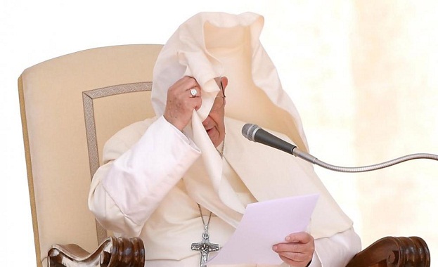 Вятърът погоди забавен номер на папата