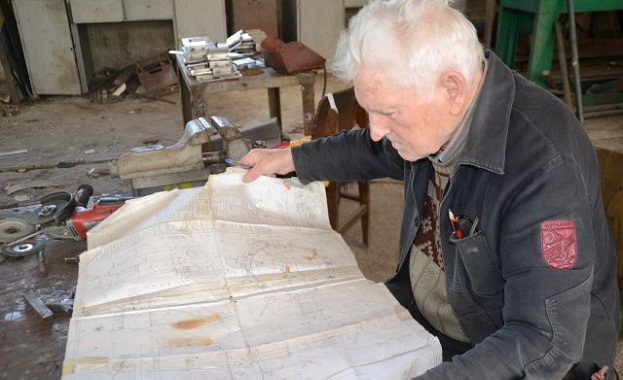 88-годишен шлосер чете чертежи без очила