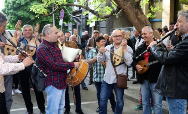 Музикантите от БНР посрещат евролидерите с протестен концерт