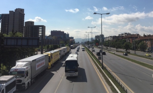 Превозвачи с камиони и автобуси протестират 