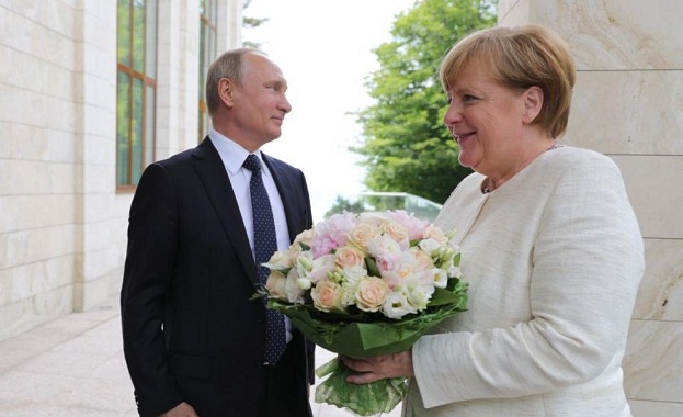 Путин посрещна Меркел в Сочи с рози