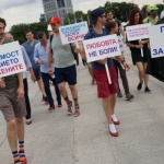 Десетки мъже обуха високи токчета от солидарност към жертвите на домашно насилие 