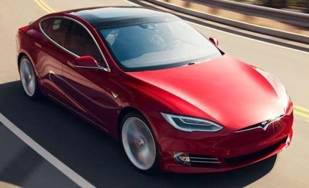 Проста джаджа лъже автопилота на Tesla