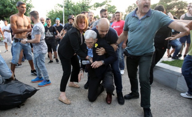 Националисти нападнаха и биха кмета на Солун