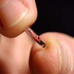 Шведите си имплантират микрочипове, заменят личните карти