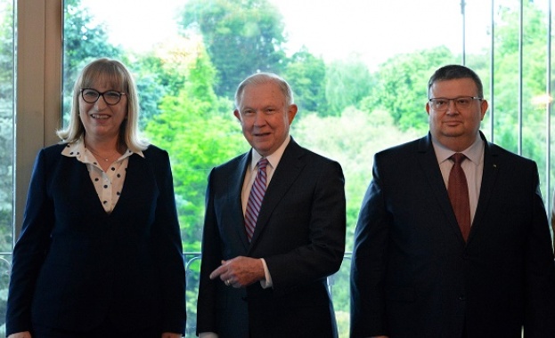 Министър Цачева и главният прокурор Цацаров проведоха работна среща с Джеферсън Сешънс