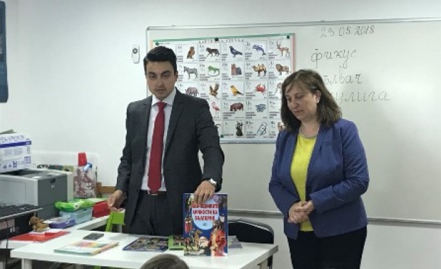 Евродепутат Момчил Неков дари книги на българското училище в Брюксел