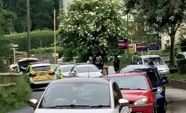 Въоръжен мъж е взел заложници в търговски център в Южна Англия