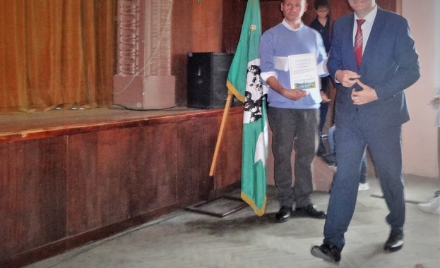 Общинският съветник от БСП Борис Цветков поздрави 65 ОУ в с. Бусманци по случай 140-ата му годишнина